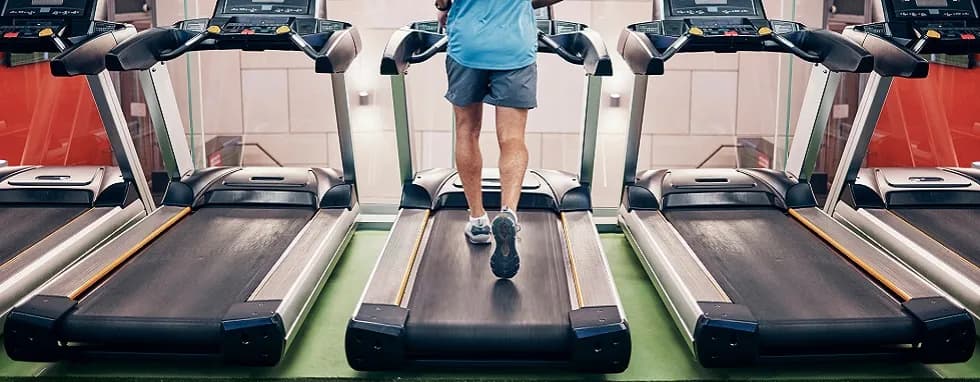 Czy bieganie na bieżni jest zdrowe? Odkryj jego zalety i wady