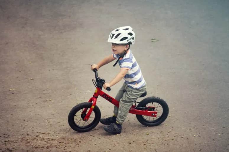 Kiedy uczyć dziecko jazdy na rowerze, aby uniknąć frustracji i strachu