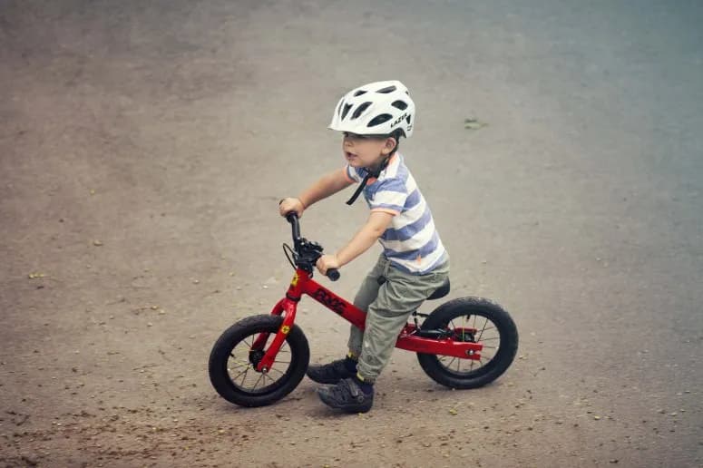 Kiedy uczyć dziecko jazdy na rowerze, aby uniknąć frustracji i strachu