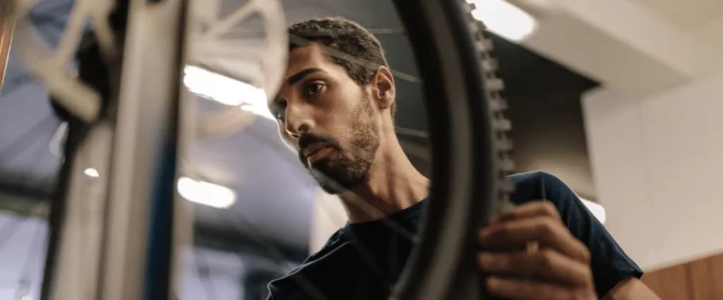 Jak zdjąć tylne koło w rowerze z przerzutkami w piaście bez problemów