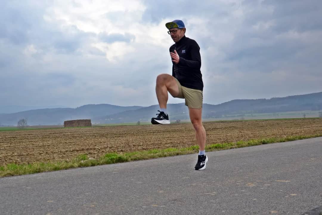 Ile km biegać na początek, aby uniknąć kontuzji i cieszyć się bieganiem